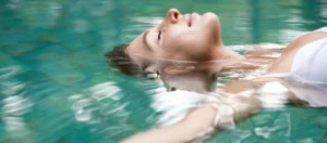 une femme qui flotte sur l'eau